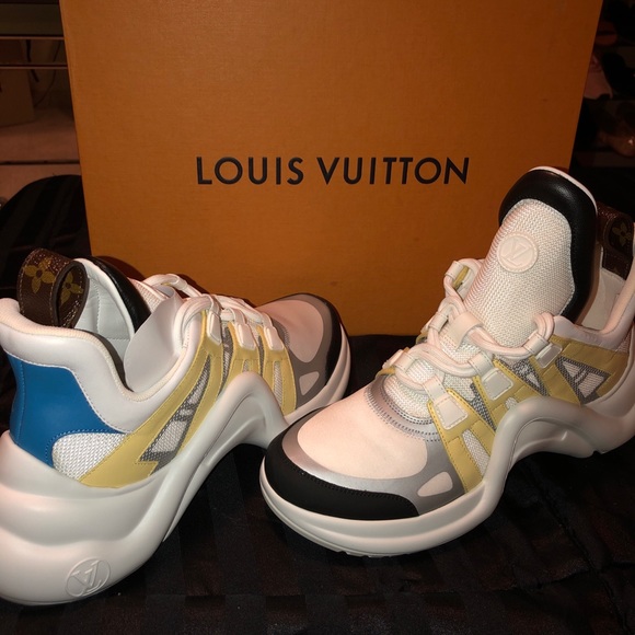 Louis Vuitton - Picture 1 of 4